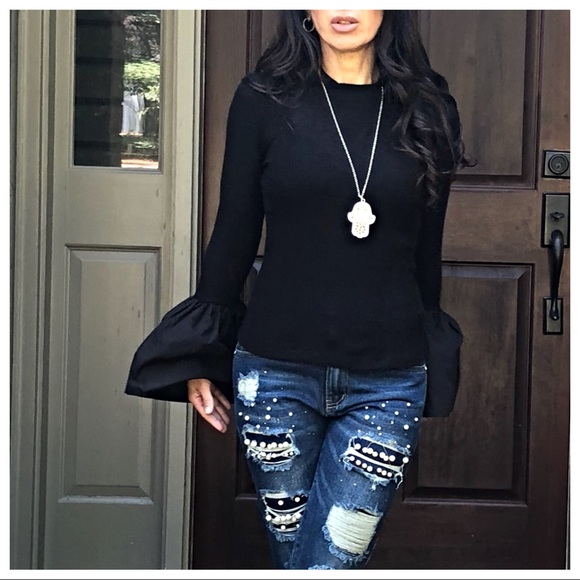 ✨RESTOCKED✨Black bell sleeves top - Picture 4 of 8